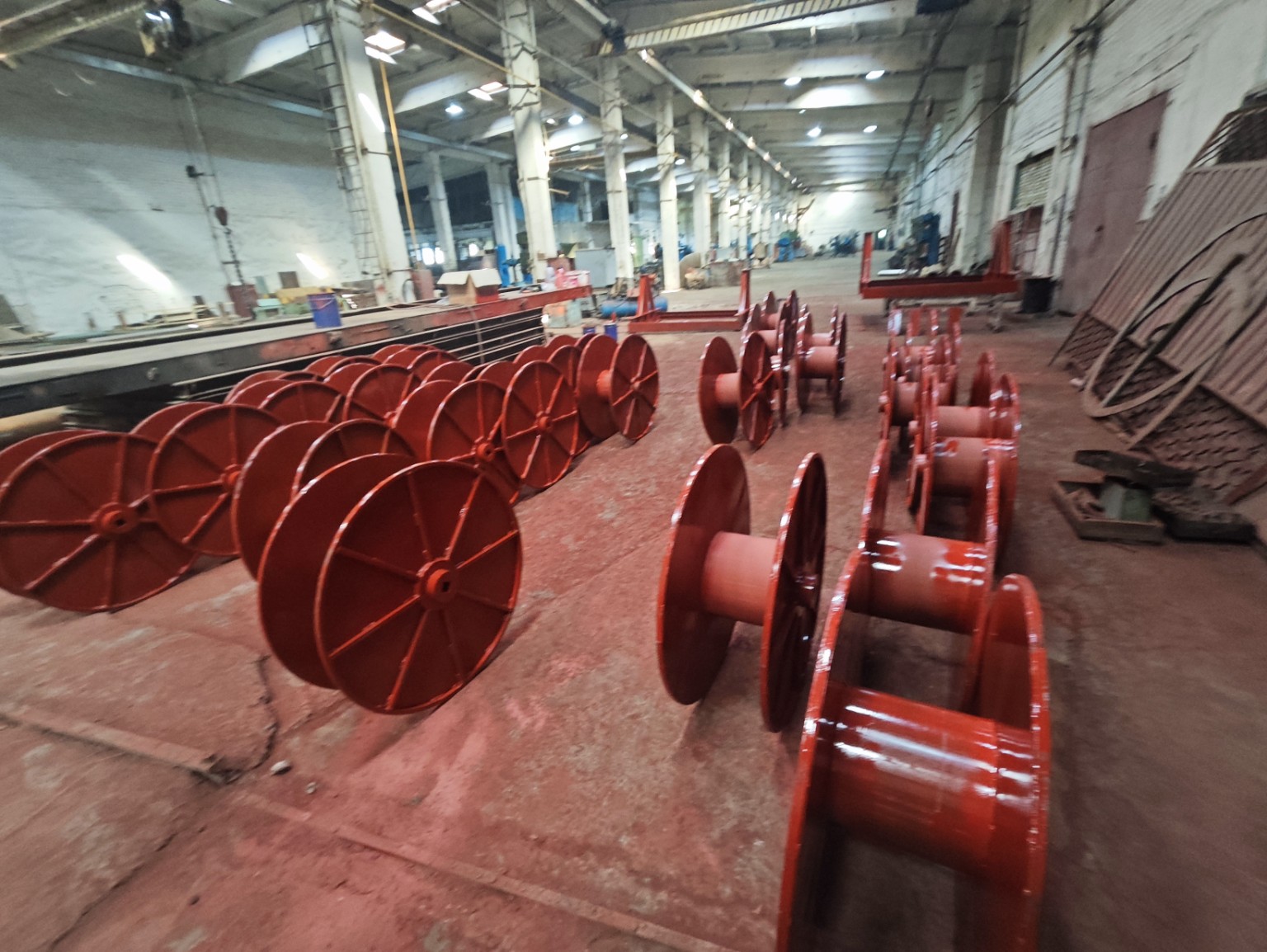 Готовые металлические катушки для кабельной продукции в цехе STEEL LEADER