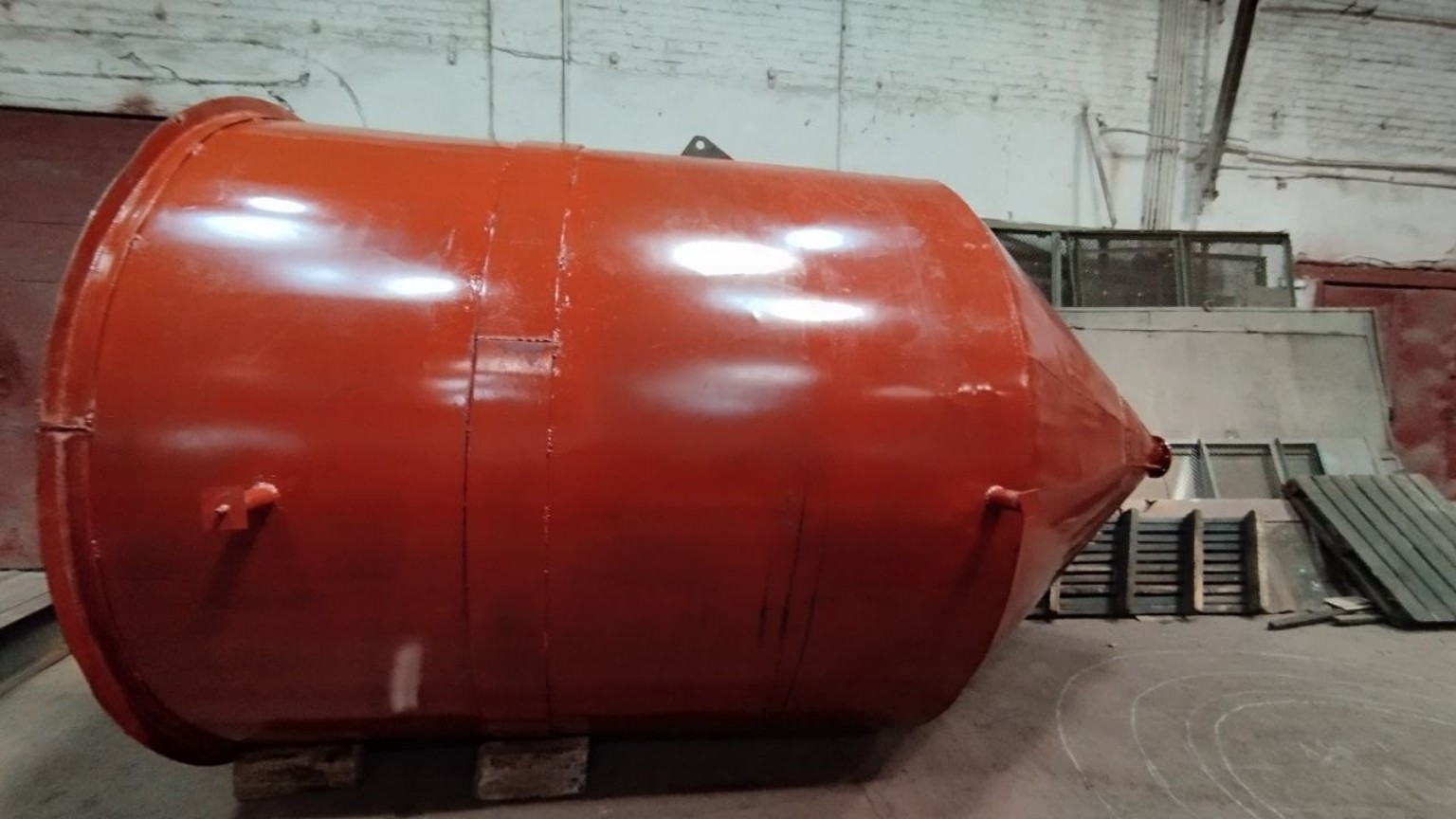 Изготовленный корпус промышленного реактора с системой подогрева